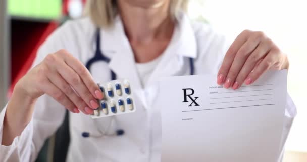 Доктор Рука Тримає Медичний Рецепт Пацієнта Таблетки Блістері Лікування Рецептів — стокове відео