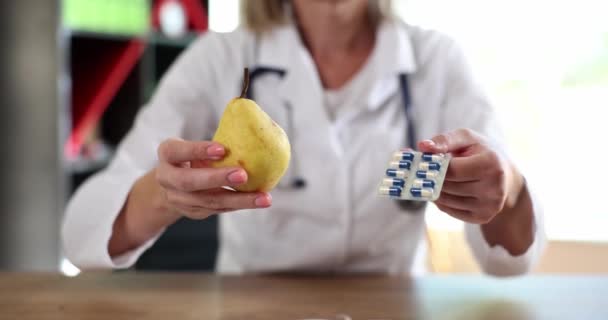 Γιατρός Διατροφολόγος Κρατά Κίτρινο Αχλάδι Φάρμακα Closeup Έννοια Της Επιλογής — Αρχείο Βίντεο