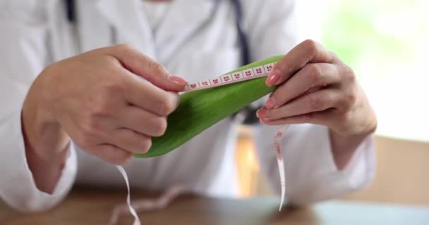 Doctor Urologist Holds Measuring Ruler Cucumber Penis Penis Enlargement Concept — ストック動画