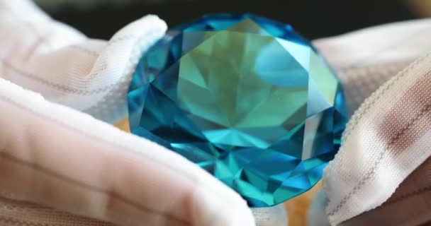 Прекрасний Блакитний Діамант Руках Ювеліра Рукавичках Процес Виготовлення Ювелірних Виробів — стокове відео