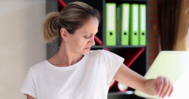 Kokmuş koltuk altlarını koklayan genç bir kadının portresi. Hijyen ve sağlık ve kadınlarda artan terleme ve hiperhidrozun nedenleri