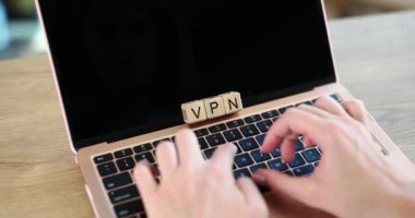 Bilgisayarda VPN teknolojisi ve ağ güvenliği var. Klavyede yazan kişi siber güvenlik kavramı
