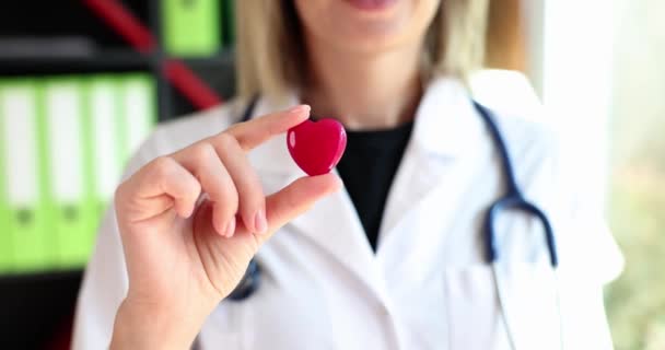Tıp Kardiyologu Elleri Kırmızı Kalbi Tutuyor Tıbbi Bakım Kalp Bakımı — Stok video