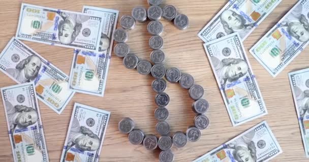 テーブルの上にドル記号の形で100ドル札とコインの山 投資為替レートとお金の作り方 — ストック動画