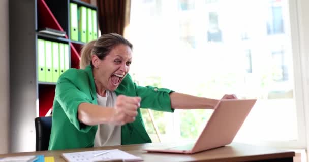 Nadšený Ženský Uživatel Notebookem Dostává Úžasnou Nabídku Prodeji Kanceláři Businesswoman — Stock video