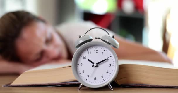 Kız Kitap Çalar Saatle Masada Uyuyor Motivasyon Tembelliği Öğrenme Öğrenci — Stok video