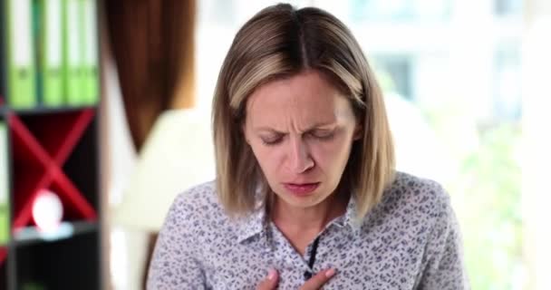 Mooie Zieke Vrouw Hoest Het Werk Verkoudheid Bronchitis Astma Longontsteking — Stockvideo