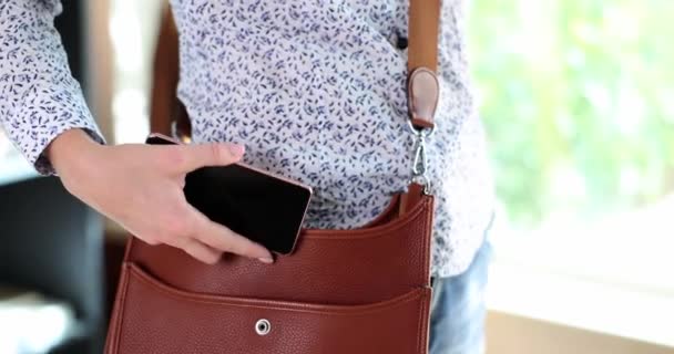 Kadın Eli Modern Akıllı Telefonu Kahverengi Deri Çantaya Koyar Telefon — Stok video