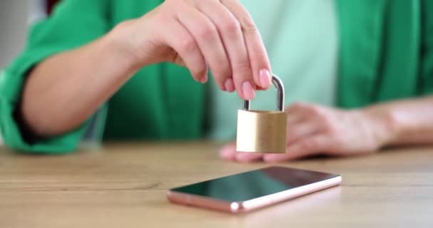 移动安全锁智能手机数据窃取的概念 人们把智能手机的屏幕锁起来 — 图库视频影像