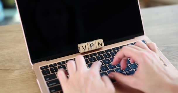 ラップトップ上のVpn技術とネットワークセキュリティ キーボードで入力する人サイバーセキュリティの概念 — ストック動画