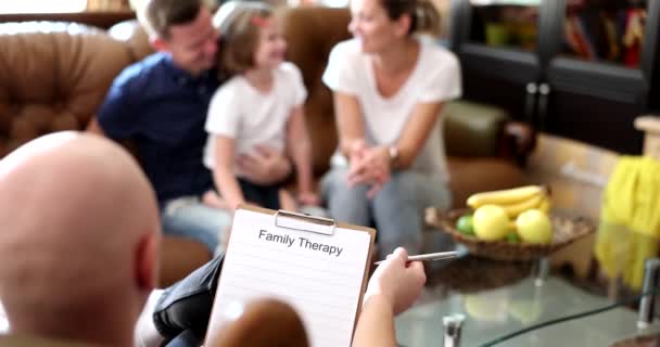 Psicólogo Familiar Hombre Ayuda Familia Trata Eliminar Posibles Problemas Psicológicos — Vídeos de Stock