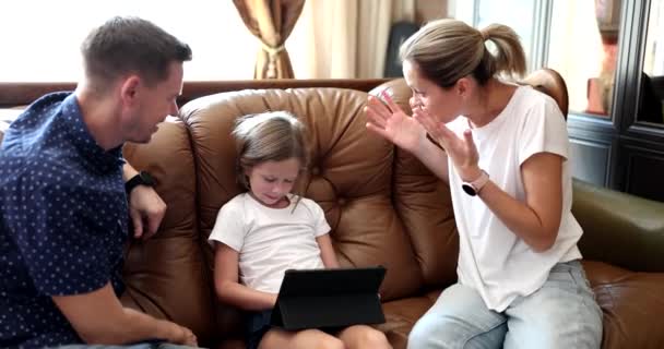 Pai Mãe Repreende Criança Com Tablet Menina Está Imerso Jogo — Vídeo de Stock