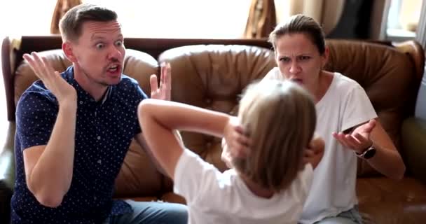 Kulakları Kapalı Korkmuş Kız Çocuğu Ebeveynlerinin Ağlamalarını Duymaz Negatif Durum — Stok video