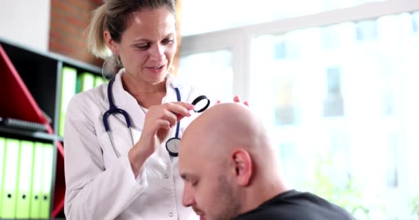 Trikoloğum Saç Dökülmesi Olan Bir Adamı Inceliyor Erkekte Saç Dökülmesi — Stok video