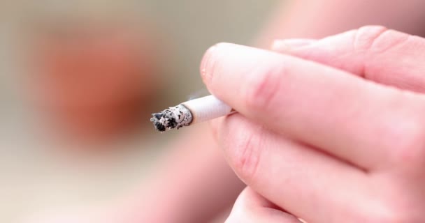 Tangan Pemuda Memegang Rokok Terbakar Menyakitkan Merokok Dan Onkologi — Stok Video