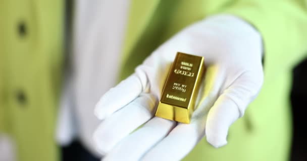 Золотой Слиток Руке Банкира Инвестиции Золотые Плюсы Минусы — стоковое видео