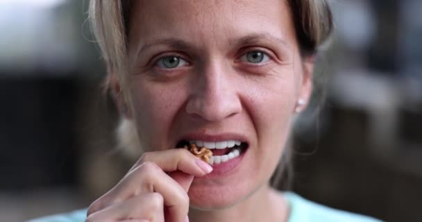 Egészséges Diétás Diót Eszik Konyhában Diófélék Előnyei Ártalmai — Stock videók