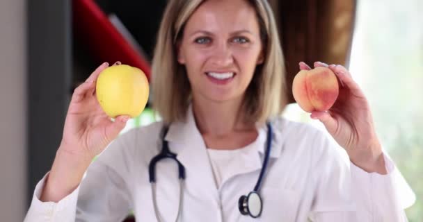 Retrato Una Bella Doctora Sonriente Sosteniendo Frutas Manzana Melocotón Alimentación — Vídeos de Stock