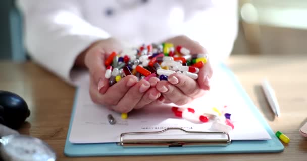 Γιατρός Θεραπευτής Χέρια Χάπια Διαφορετικών Χρωμάτων Ιατρικές Κάψουλες Συμπληρώματα Αντιβιοτικά — Αρχείο Βίντεο