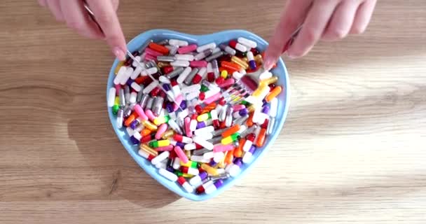 Persona Consume Muchas Píldoras Diferentes Plato Con Tenedor Cuchillo Drogadicción — Vídeo de stock