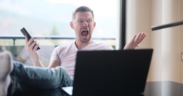 Facet Siedzi Przy Stole Krzyczy Monitora Laptopa Emocje Złe Wieści — Wideo stockowe