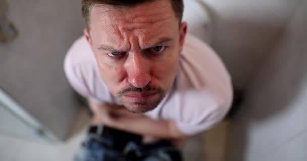 Hombre Dolor Estómago Estreñimiento Hemorroides Sentado Inodoro Baño Diarrea Problemas — Vídeo de stock