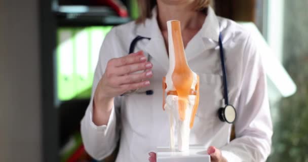 Lekarz Ortopeda Wskazujący Model Anatomii Stawu Kolanowego Koncepcja Fizjoterapii Leczeniu — Wideo stockowe