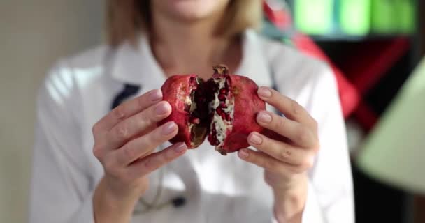 Doktor Považuje Zralé Granátové Jablko Užitečné Pro Zdraví Zdravé Srdce — Stock video