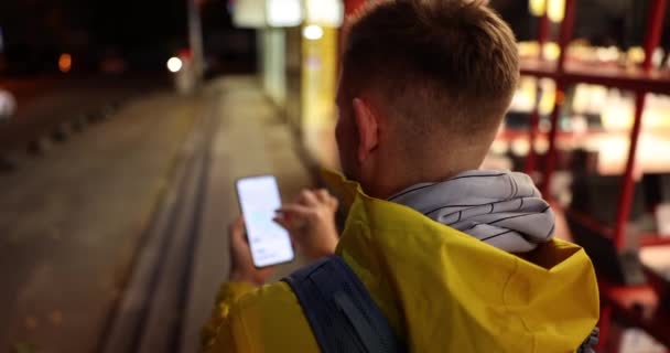Güzergahta Ekranlı Akıllı Telefon Kısa Mesaj Kullanan Erkek Ellerinin Yakınlaşması — Stok video