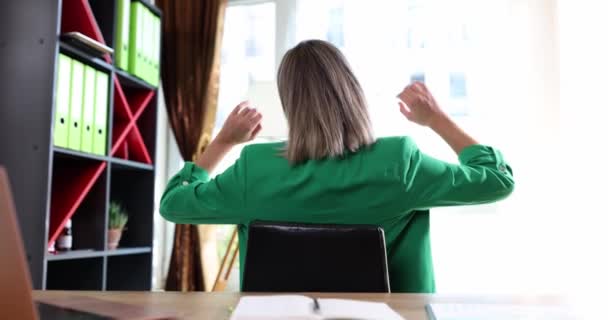 Visão Traseira Mulher Que Estende Com Mãos Atrás Cabeça Cadeira — Vídeo de Stock