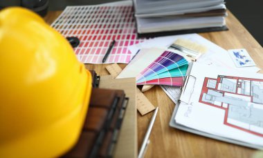 Masada apartman planı ve koruyucu miğfer var. Konforlu şehir dairesi ile ev yenileme konsepti. Konforlu enerji tasarruflu kır evleri inşaatı. Özel bir proje geliştir