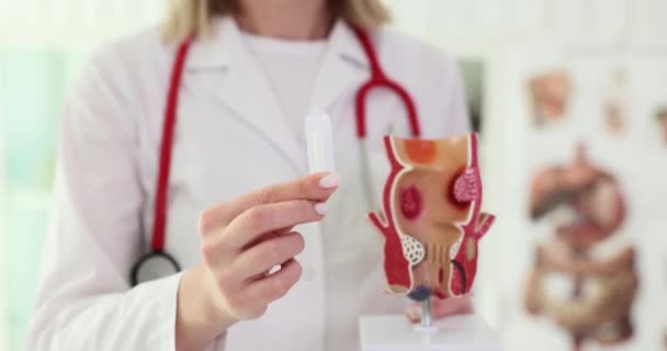 Měkký Čípek Projímadlem Nebo Léčbě Proktologických Onemocnění Rukou Lékaře Proktolog — Stock video