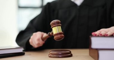 Yargıç ahşap yargı tokmağını ve hukuk kitabını eleştiriyor. Avukat, adalet ve hukuk hukuku kavramı