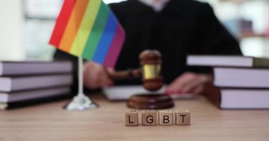 Tahta küplerden LGBT metni ve tokmakla yargılamak. Gökkuşağı bayraklı yargıç tokmağı