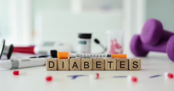 Diabetes Teks Pada Kubus Dengan Jarum Suntik Dan Pil Atas — Stok Video