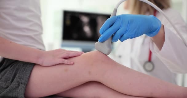 Traumatolog Przeprowadza Badanie Ultrasonograficzne Stawu Kolanowego Dziecka Klinice Przyczyny Bólu — Wideo stockowe
