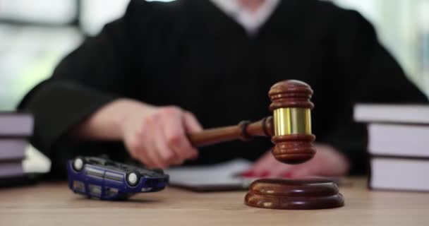 Felborult Kocsi Bíró Egy Kalapáccsal Bíróságon Baleset Körülményeit Jelenleg Vizsgálják — Stock videók