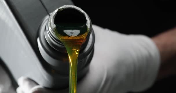 Motoröl Ergießt Sich Aus Einem Kanister Der Hand Auf Schwarzem — Stockvideo