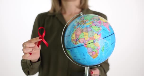 Dia Mundial Aids Globo Mundial Hiv Mãos Femininas Símbolo Fita — Vídeo de Stock