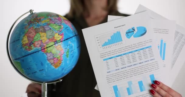 Empresária Está Segurando Globo Mundial Gráficos Gráficos Estatísticas Financeiras Contabilísticas — Vídeo de Stock