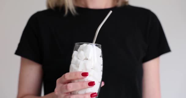 Mão Segura Vidro Cheio Açúcar Branco Ingrediente Alimentar Doce Consumo — Vídeo de Stock