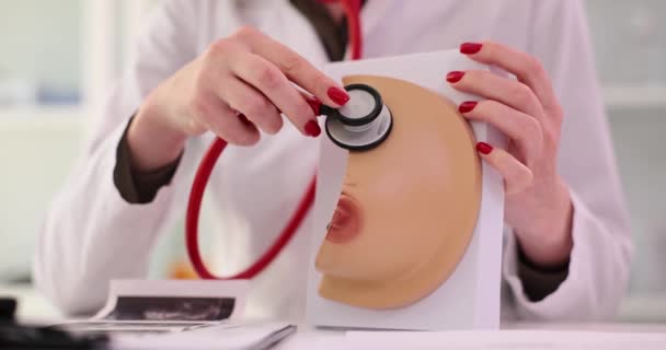 Γυναίκα Γιατρός Εφαρμόζει Στηθοσκόπιο Ρεαλιστικό Μοντέλο Μαστού Στην Κλινική Ογκολόγος — Αρχείο Βίντεο