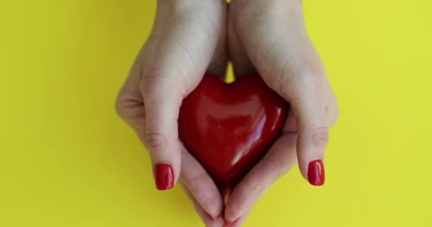 Mujer Voluntaria Sosteniendo Corazón Rojo Chica Promueve Campaña Donación Caridad — Vídeo de stock