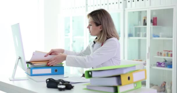 Dottore Donna Lavora Con Documenti Medici Clinica Documentazione Medica Assicurazione — Video Stock