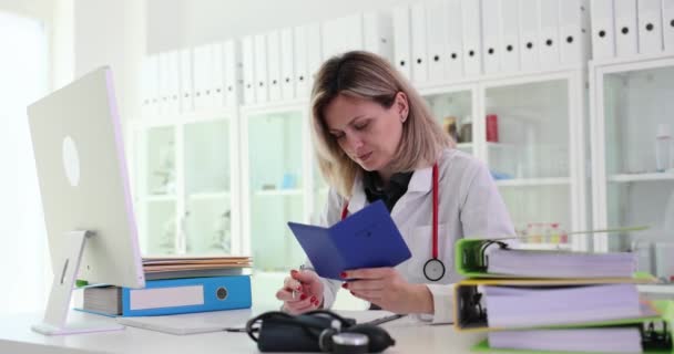 Doctor Het Bezit Van Paspoort Registratie Van Medische Verzekering Therapeut — Stockvideo