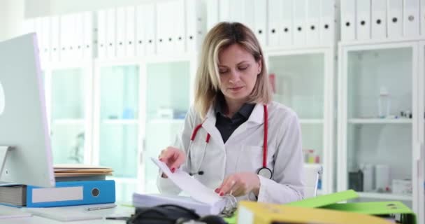 Kadın Doktor Belgeleri Klinikteki Dosyalara Koyar Tıbbi Belgelerin Kaydı — Stok video