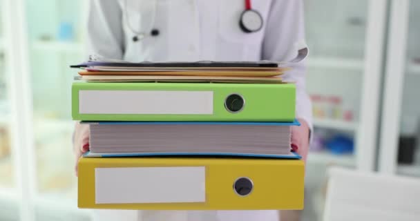 Läkarterapeuten Har Hög Med Mappar Kliniken Medicinskt Pappersarbete Och Övertidsarbete — Stockvideo