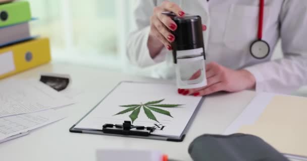 Läkaren Skriver Recept Formulär Med Medicinsk Marijuana Och Sätter Stämpel — Stockvideo