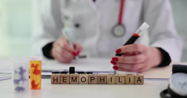Texto Sobre Hemofilia Médico Prescribir Tratamiento Prescripción Pastillas Enfermedad Hereditaria — Vídeo de stock