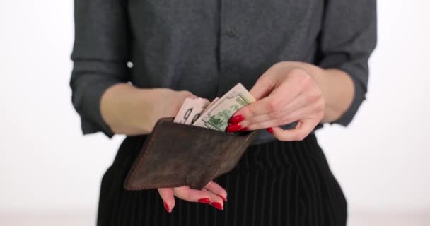 Жінка Тримає Гаманець Багатьма Доларовими Купюрами Заробітна Плата Або Підрахунок — стокове відео